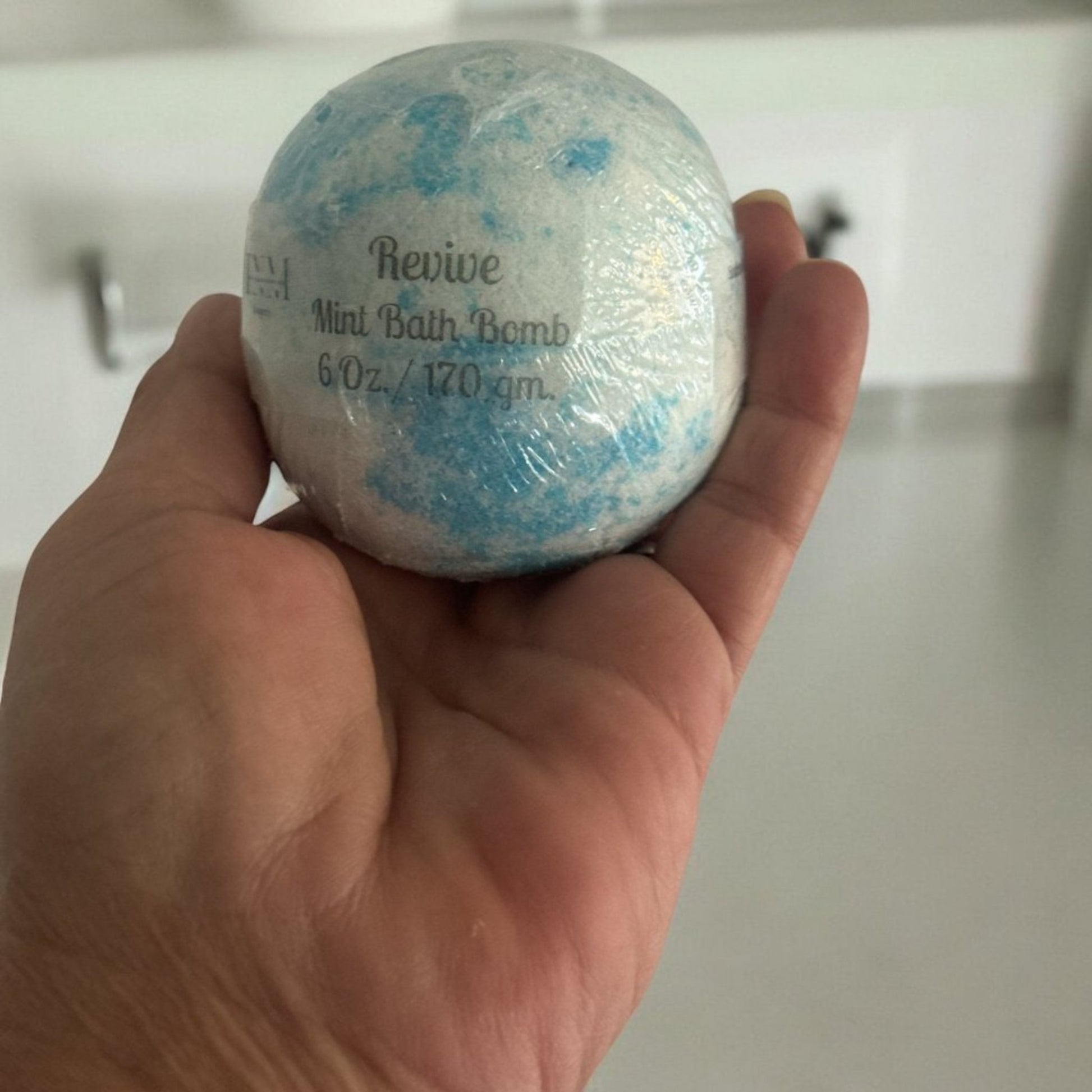 Revive Bath Bomb is an invigorating blend of Eucalyptus oil, Spearmint and Patchouli.  Handcrafted with no synthetic ingredients, detergents or sulphates.